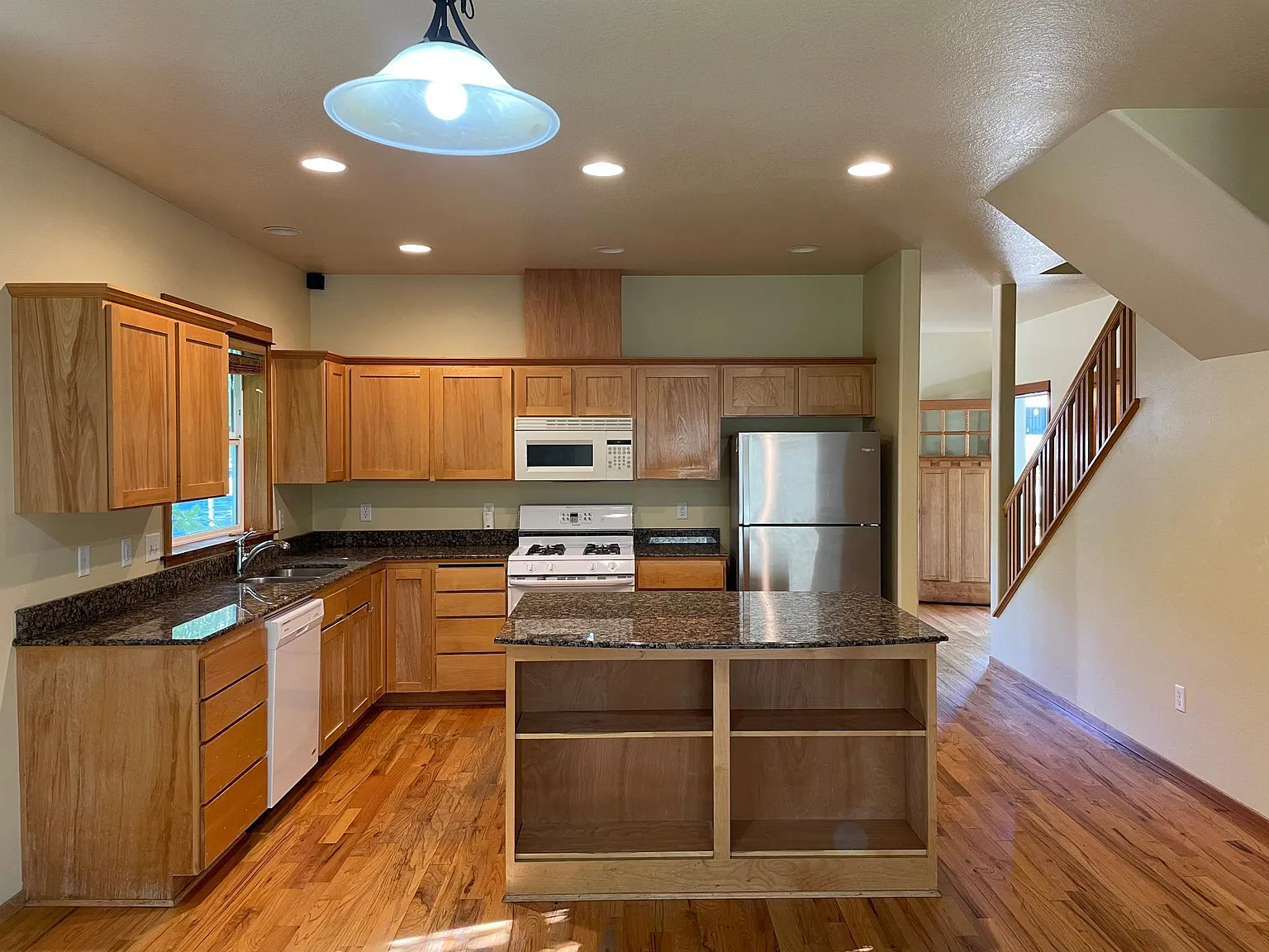3 bed, 2.5 bath, 2000 sqft, $2,050 — Photo 3