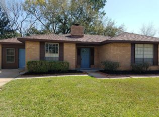 301 Stratmore Dr, Friendswood, TX 77546