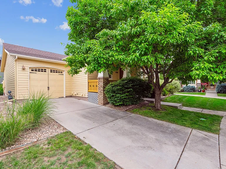 1038 Village Cir — Photo 2