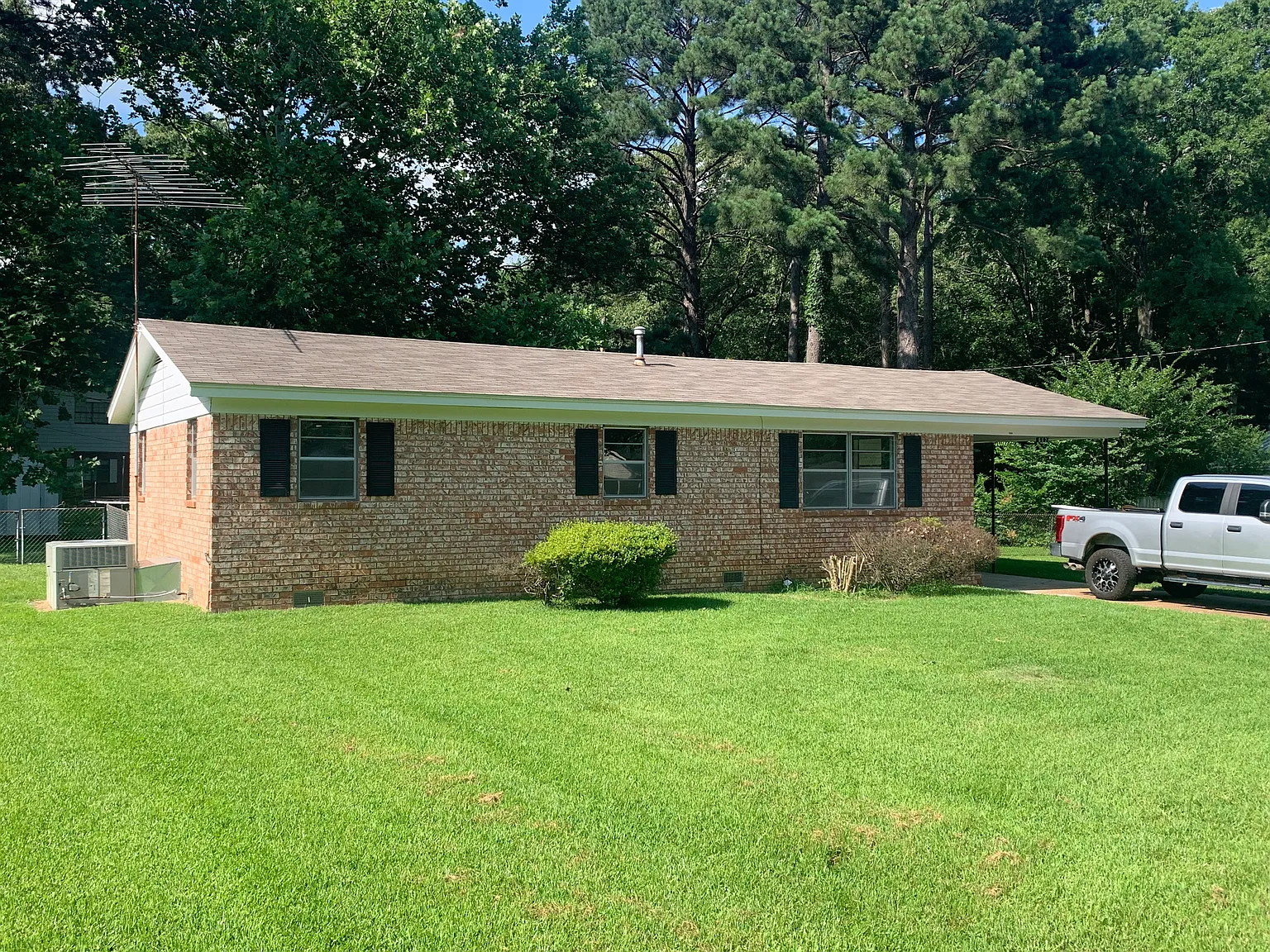 3 bed, 1050 sqft, $1,100 — Photo 1