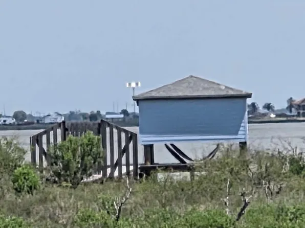 3430 Beachside Dr, Palacios, TX 77465