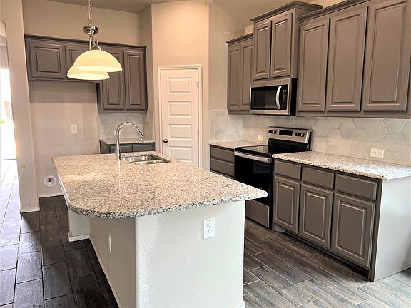 4th image of 2843 Hudson Dr