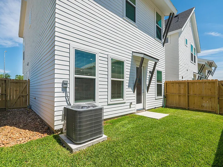 7613 Victory Reserve St — Photo 37