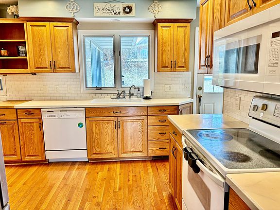 2nd image of 406 Robin Rd