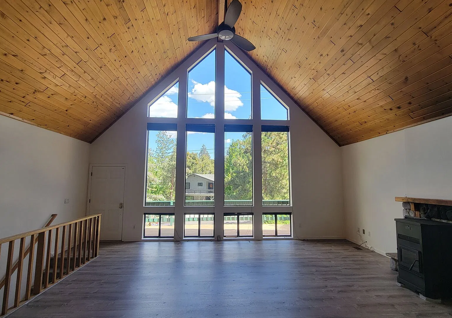 3 Bedroom Mountain Retreat with 2 Car Garage, Private Deck & Trail Access — Photo 2