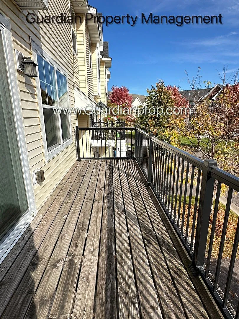 Champlin Town Home, 2 Car Garage, Balcony, Dishwasher, Washer/Dryer — Photo 4
