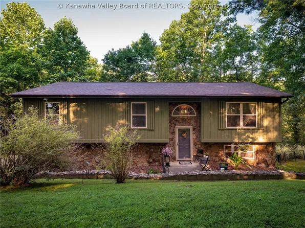 208 Red Bud Ln, Hurricane, WV 25526