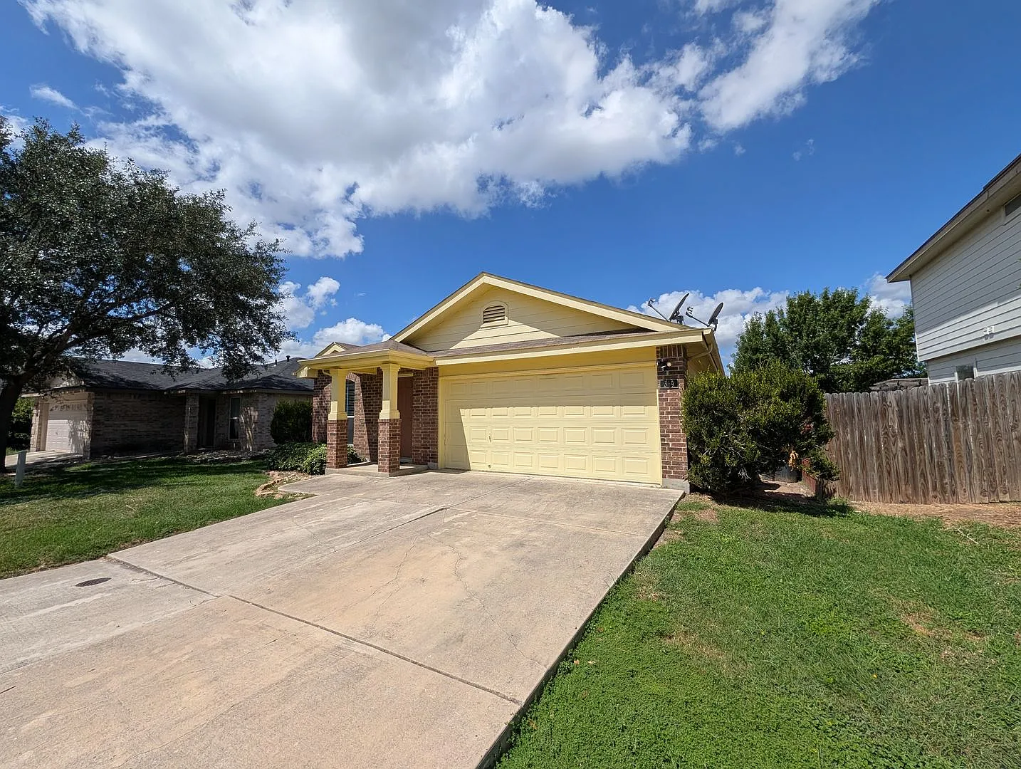 3/2/2 in Quail Valley / Fridge, Washer, Dryer Included / Owner Pays to Mow & Trim Yard / Large De... — Photo 3
