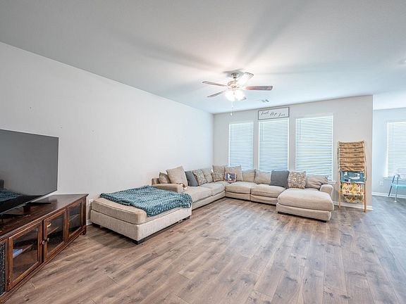 5th image of 283 Windsor Woods Dr