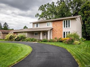 29115 Lake Park Dr, Farmington Hills, MI 48331