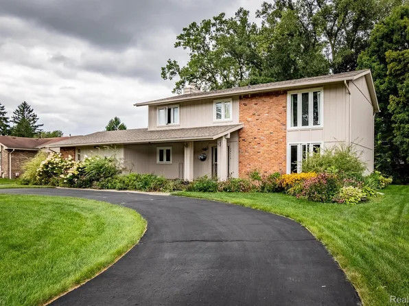 29115 Lake Park Dr, Farmington Hills, MI 48331