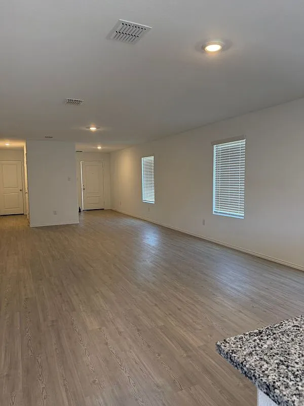 3 bed, 2.0 bath, 1411 sqft, $2,095 — Photo 4