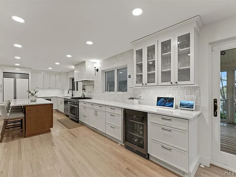 1935 Hillwood Dr — Photo 14