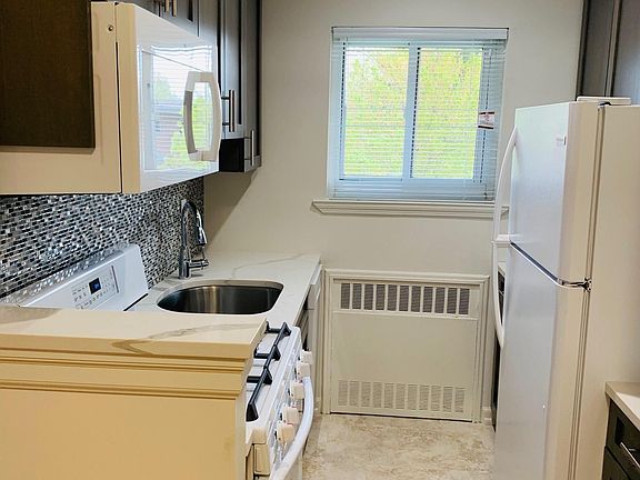 3rd image of 11 Wildwood Gdns APT 2