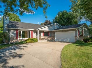 4370 S Hillview Dr, New Berlin, WI 53146