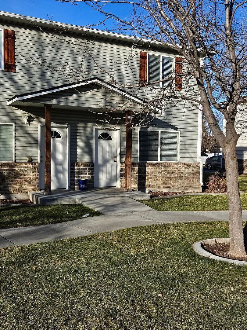 2 bed, 1.5 bath townhome in The Meadows — Photo 2