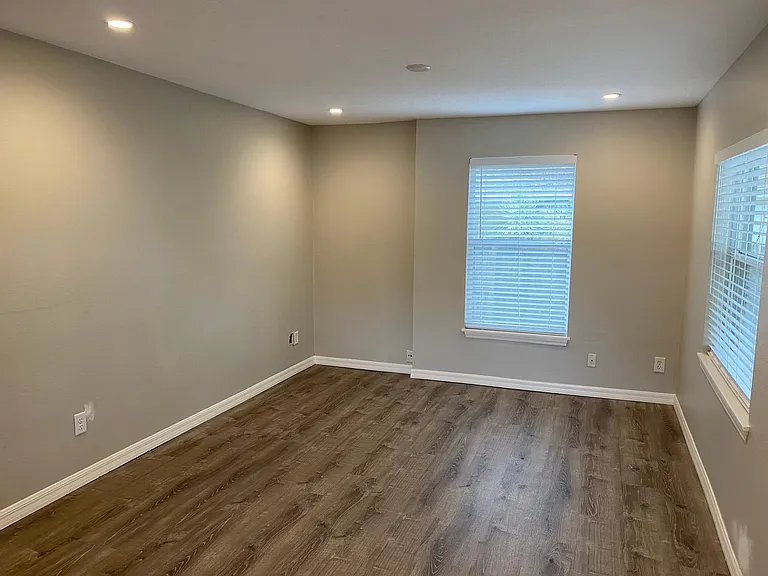 2115 S Fern Creek Ave — Photo 3