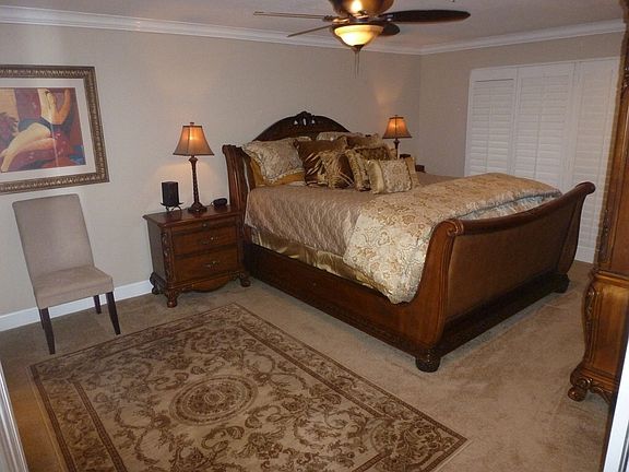 California King-size bedroom