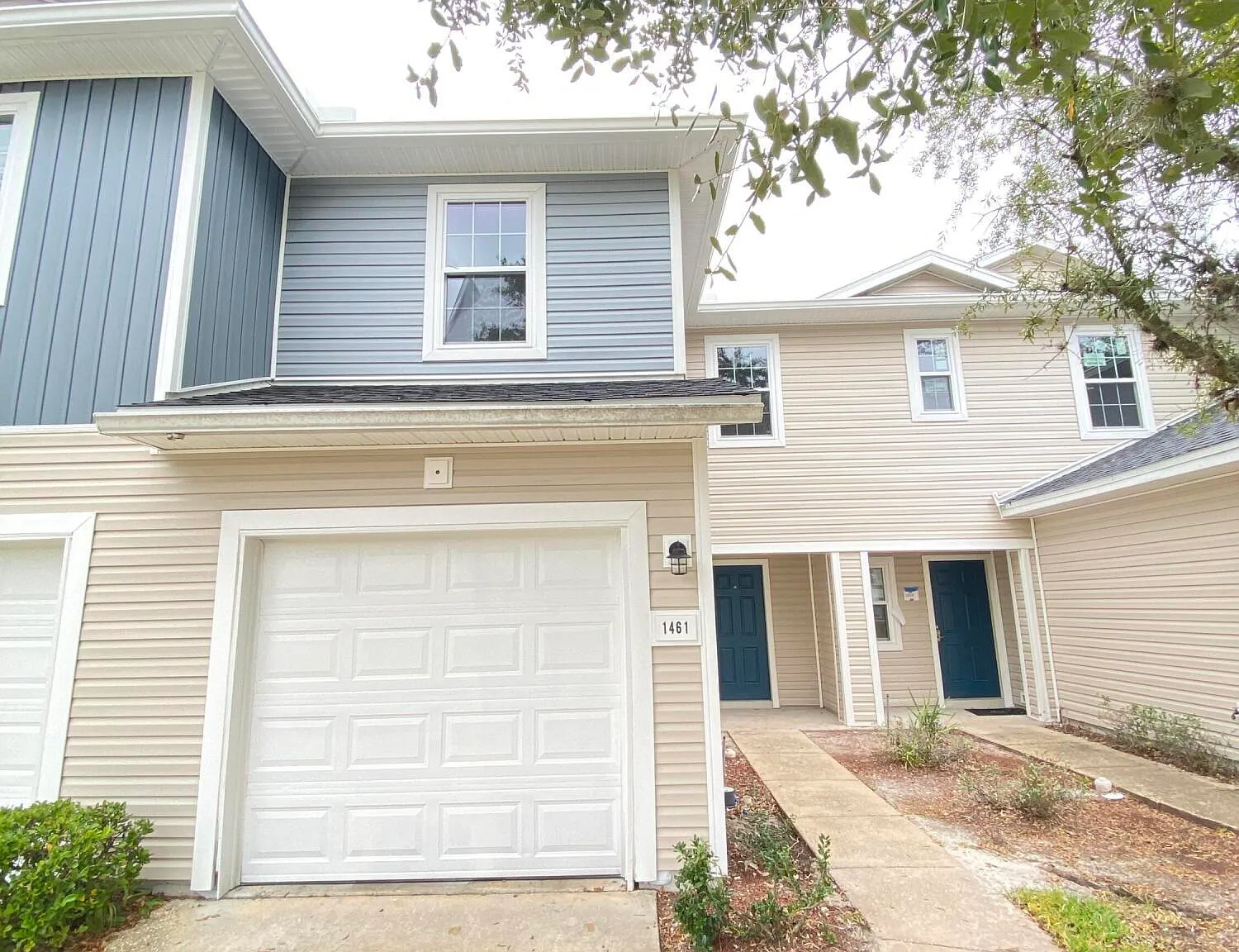 2 bed, 2.5 bath, 1424 sqft, $1,600 — Photo 1