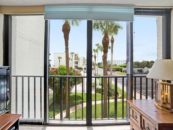 4th image of 2467 S Washington Ave #211