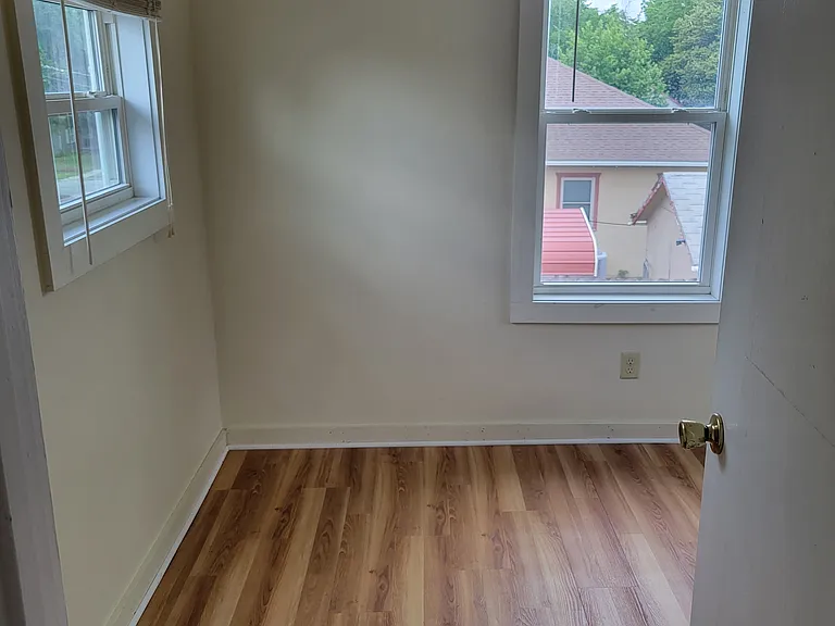314 N Elm St — Photo 8