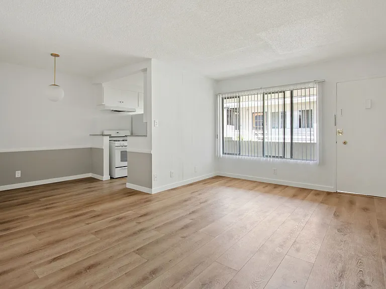11615 Darlington, Prime Brentwood, Steps to San Vicente — Photo 2