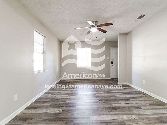 1483407_004_living_room_14047063.jpg