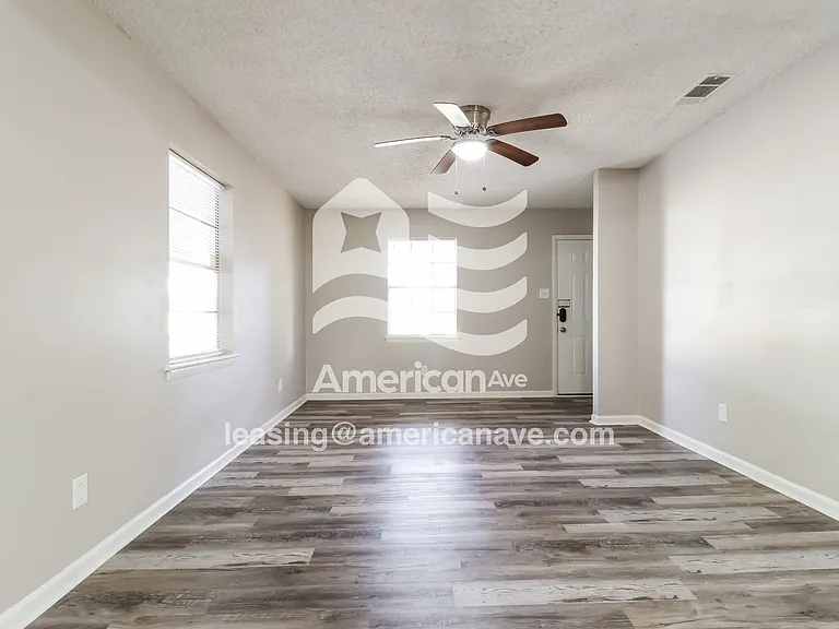 1483407_004_living_room_14047063.jpg
