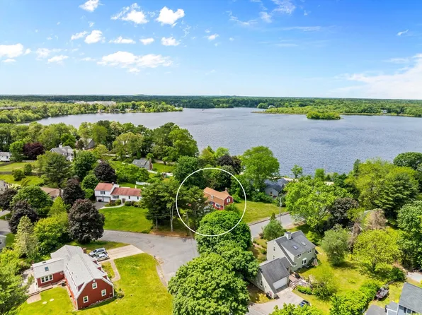 29 Saddle Dr, Bridgewater, MA 02324