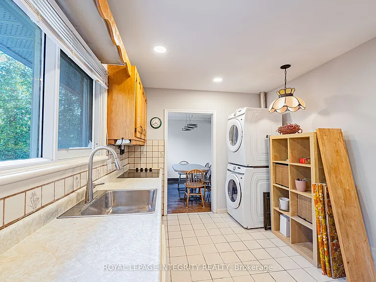 1746 Gage Cres #A — Photo 20