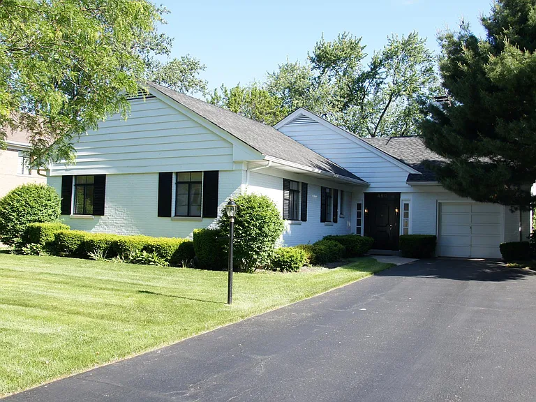 460 Highcrest Dr — Photo 1