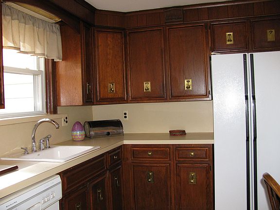 Kitchen, more cabinets unseen