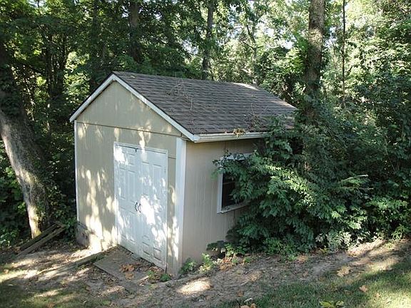 2nd image of 125 Willow Dr