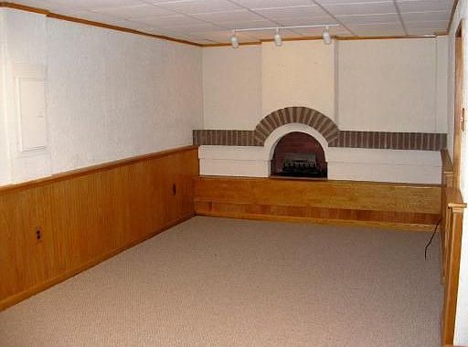 Finished, bright game room w/new carpet!