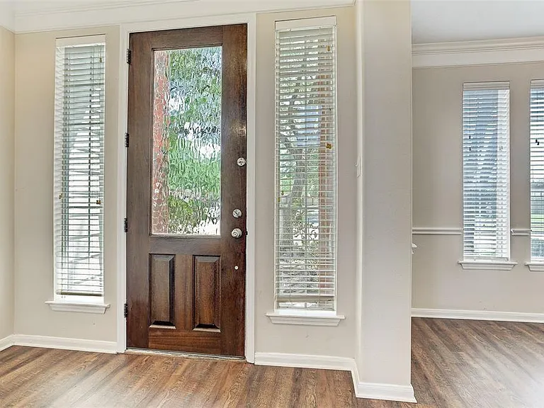 8607 Saratoga Dr — Photo 2