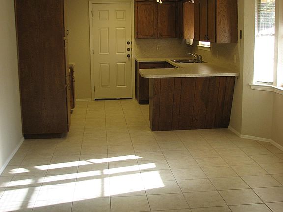 4th image of 215 Wyneth Dr APT A