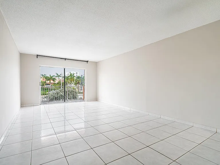 2200 E Hallandale Beach Blvd #202 — Photo 25