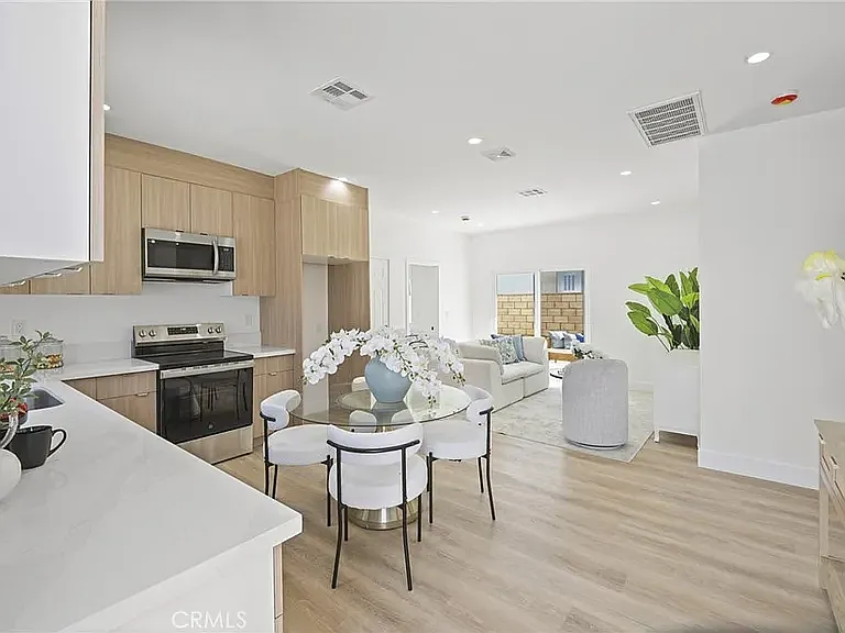 4 bed, 1060 sqft, $4,500 — Photo 1