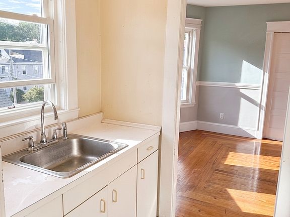 5th image of 219 Brown St Floor 3