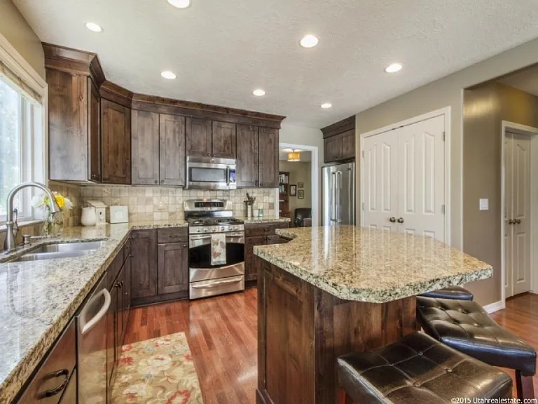 112 E Sweet Berry Dr — Photo 4
