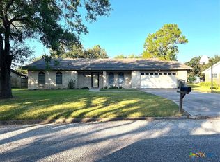 610 Davis St, Edna, TX 77957