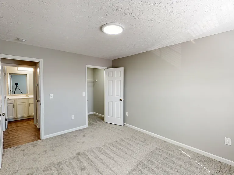 Burlington Oaks Apartments — Photo 18
