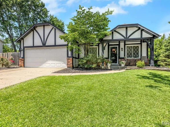 1001 Driftwood Trails Dr, Florissant, MO 63031