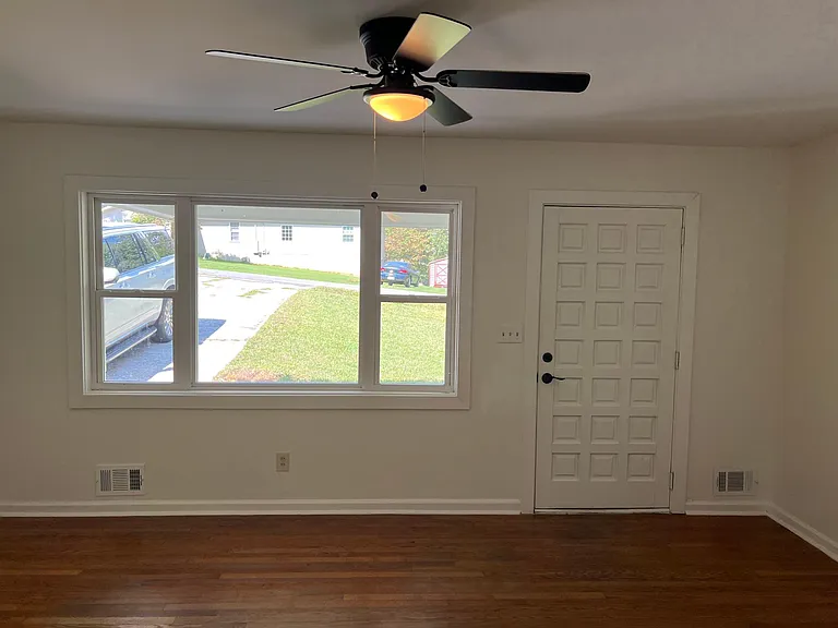 4454 Roberta Cir — Photo 2