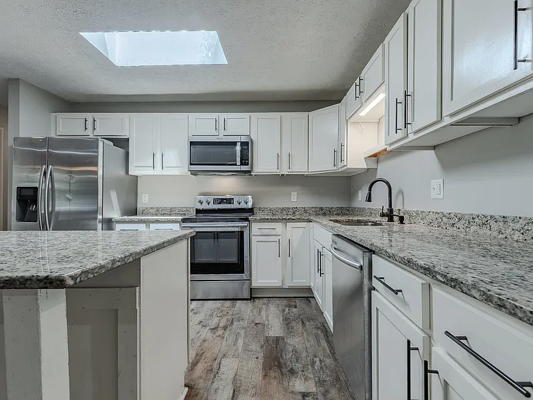 343 Meadowview Dr — Photo 4