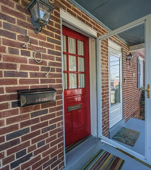 202 S Courthouse Rd — Photo 2