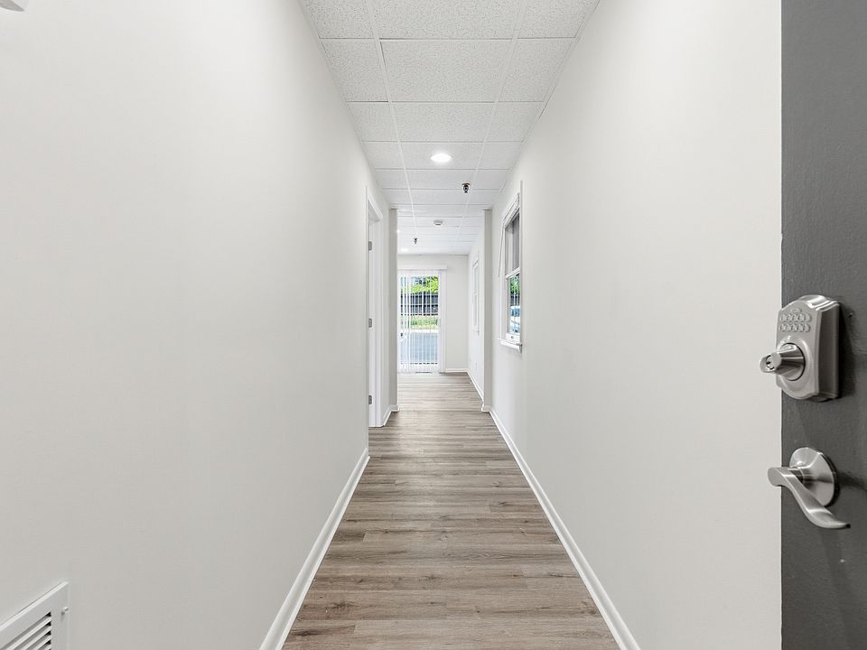 1st image of 1725 Henry Ave #106