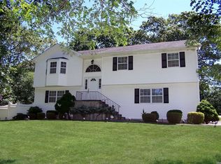 2 Elizabeth Ct, Lake Grove, NY 11755