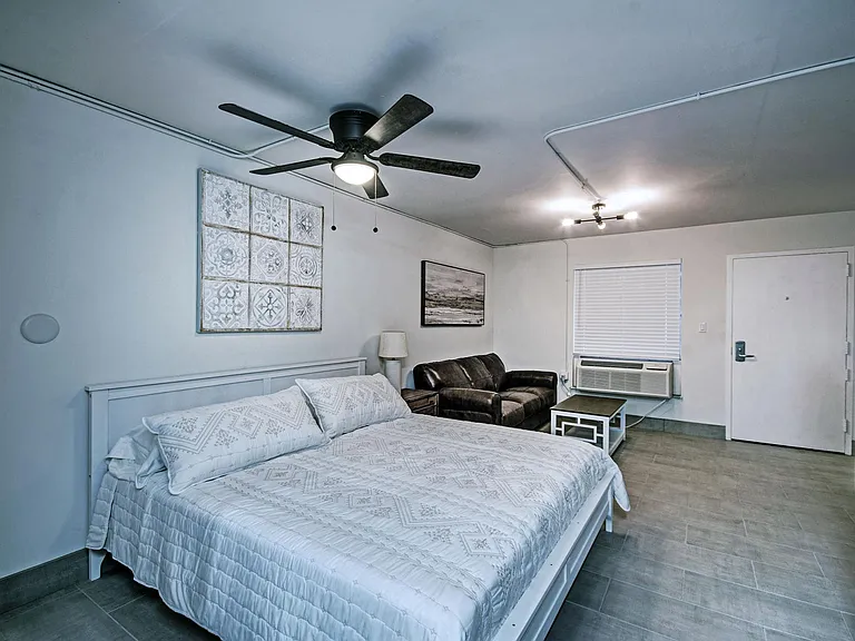 Admiral Apartments — Photo 20