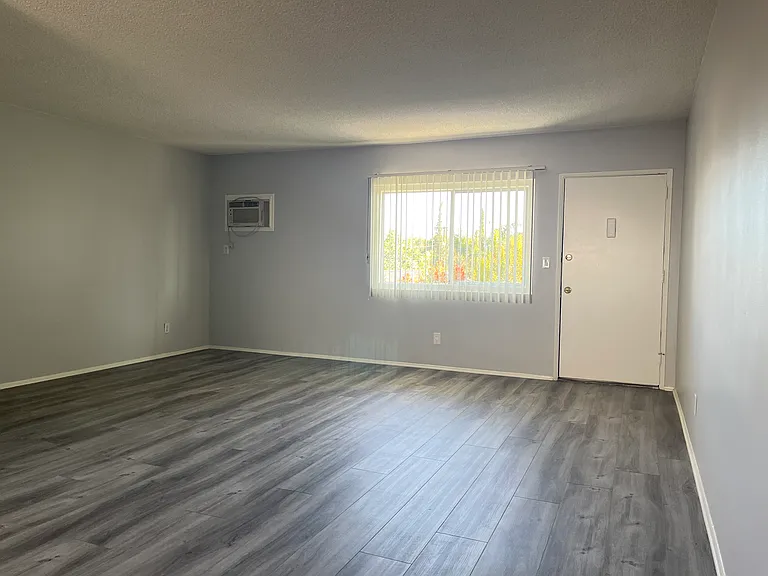 2250 N Frederic St #D — Photo 2